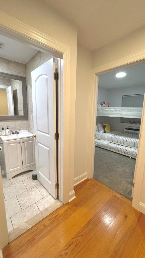 Modern Apartment With Parking & Quick Ride To Manhattan Нью-Йорк Экстерьер фото